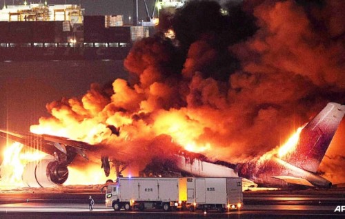 Plane crash leaves 5 dead in Tokyo