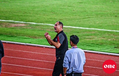 India ge coach Stimach miulhenee kon faadakah?
