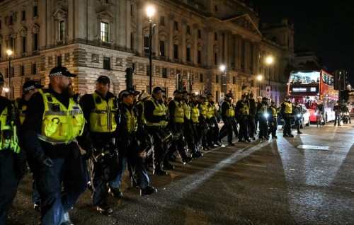 Bangladesh muzaaharaa thakaa gulhigen London gaives magumatheegai hamanujehun hingaifi