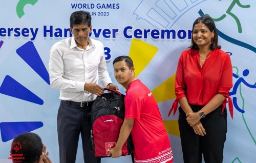 Special Olympic World Games gai Raajje in baiverivaa team ah Dhiraagu in Jersey aai Travel kit hadhiyaa koffi
