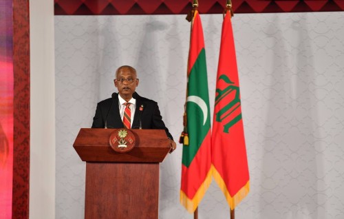 Alhugandu ge photo eh nuhunnaane kamuge 100 percent dhen! vazeeruge photo ge hageegaiy en'genee kihaa varakahtho?: Raees