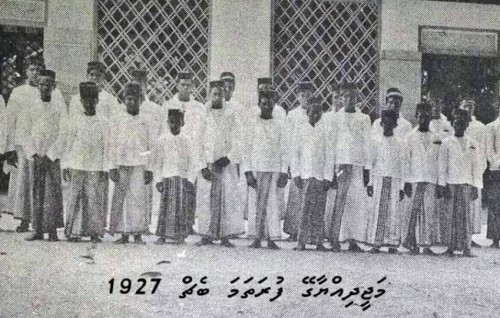 Thaareekhu: Thahuniyaaeve, Majeedhiyyaa school ah hijureegothun 100 aharu furihjje'eve.