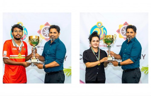 Carrom champion kan anekkaaves Azmeen aai Vidhaadh ah