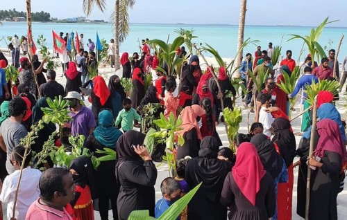 Minivan dhuvas faahagakuran Hoarafushi Airport gai 600 gass indhaifi