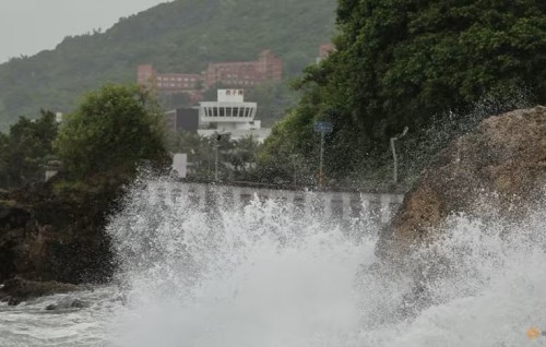 Taiwan shuts down in anticipation of Typhoon Krathon