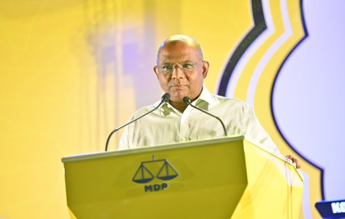 Shahidh vidhaalhuvanee Muizzu hovijje nama, mi sarukaarun dhin goathithah athulaane kamah