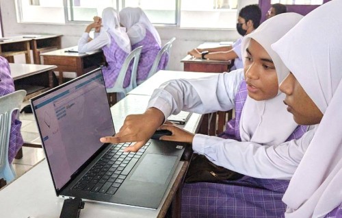 Dhiraagu aai Women in Tech ge ''Hour of Code'' mi mahuge 16 gai fashanee