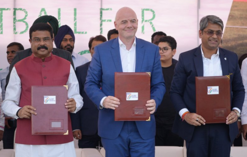 FIFA ge eheetherikamaa eku India ge school thakah  football ge bodu project eh