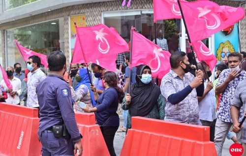 Opposition takes to the streets calling to fast-track election