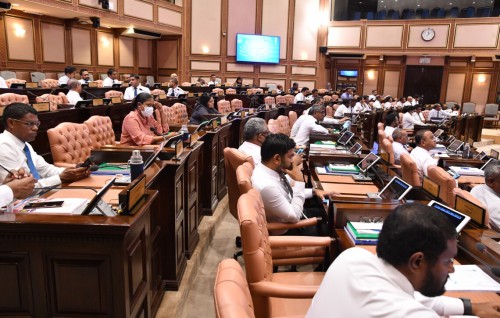 Faisaa chaapu kurevey adhadhu 2.5 billion ah kudakoh, huhddha dhinumaabehey gothun Majlis gai bahus fashaifi