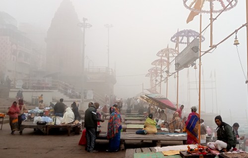 New Delhi fog disrupts air and rail travel