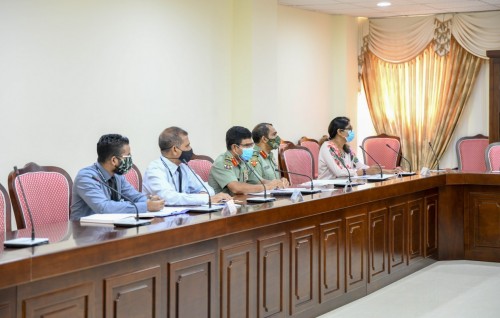 Defense Minister haazirukuri Committee sirru