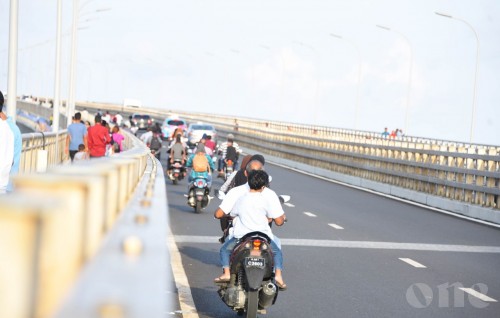 Highway gai 4 car eh accident ve, bridge block vejje