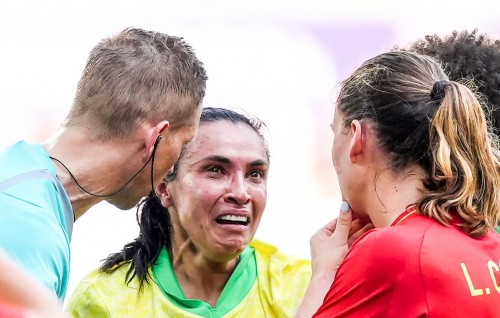 Raiyy card akaaeku Marta feybee romun, Brazil salaamaiyyvee kiriyaa