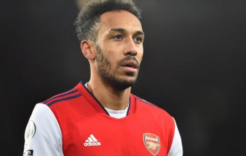 Ahulaagee massala thakuge sababun Aubameyang athun Arsenal captain band athulaifi