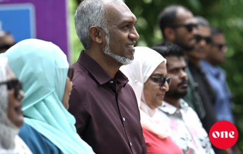 Vilimale moodhah erey sarahahdhu himaayaiy kurumakee muhinmu kameh, ekan kohdheynan: Raees