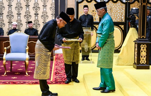New Malaysian Cabinet led by Anwar Ibrahim sworn in at the national palace