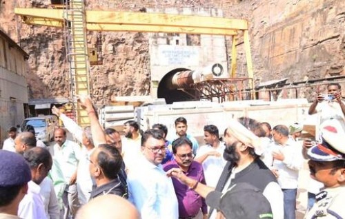 India gai tunnel eh vetti, 8 meehaku thaashivejje