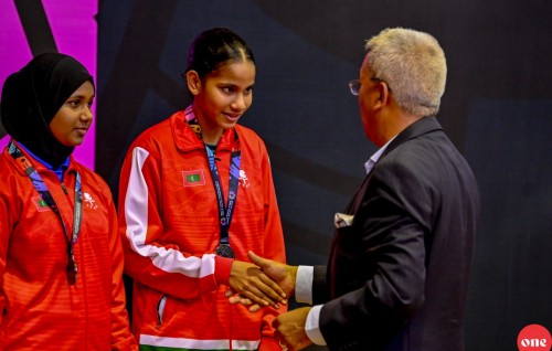 Hiyvarugadha kulhumakah fahu Dheema ah Cadet Singles ge rihi medal, champion kann varugadha India ah