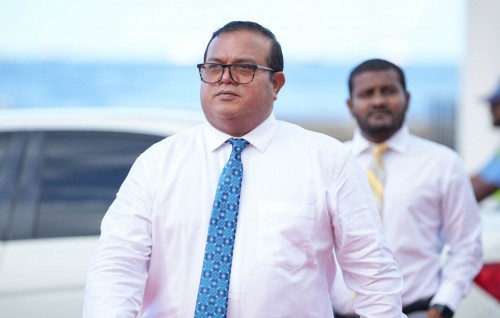 Beyru ge safeerakaa aslam bahdhalu kurehvi kamah Raees Muizzu vidhaalhuvi vaahaka Majlis in dhogukoffi