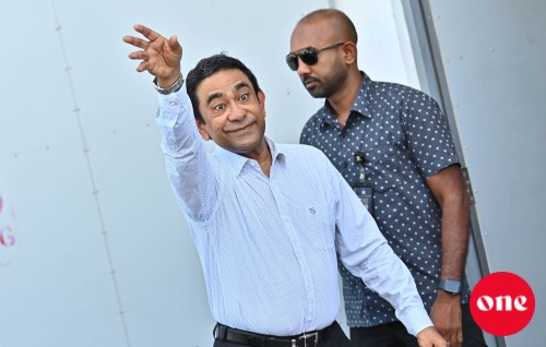 Yameen shareeathah haazireh nuvi, gaanoonee fiyavalhu alhaane kamuge inzaaru