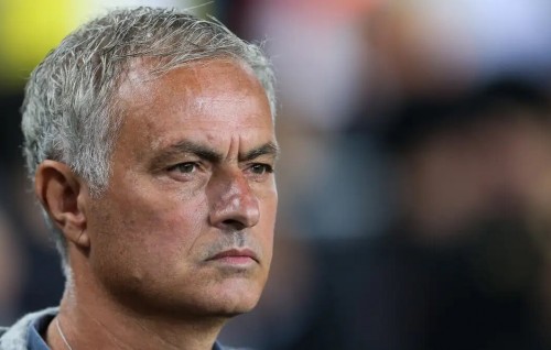 Referee ah faadu kiyumun Mourinho ah adhabu dheefi