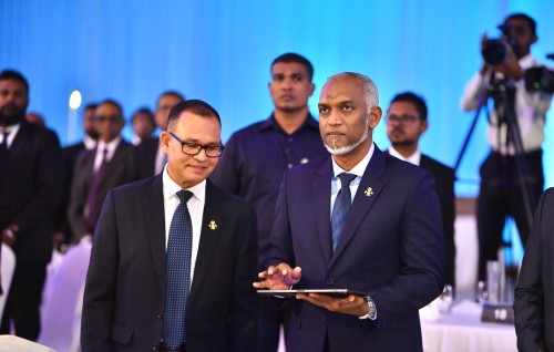 Amaazakee gedhoruge dhathikamuge sababun enme dhivessakuves karuna alhan nujehey zamaaneh genesdhinun: Raees