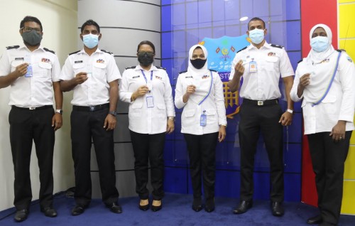 Customs ge 74 insahtha muvazzafun Covid vaccine jahaifi