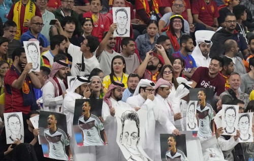 Ehjinsun ulhun promote nukureveythee Germany inn dhekki manzarah Qatar inn rahdhu dhinee Ozil ge photo inn!