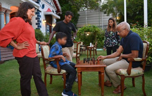Hiyaage kudhinnah Mulia geygai Raees roadha veehlumeh dhevvaifi
