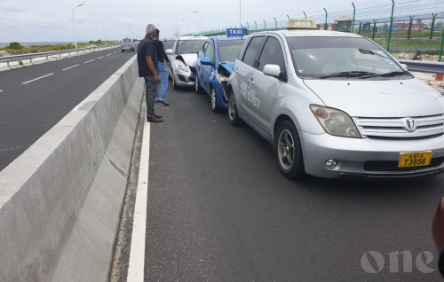 Bridge matheegai 4 car akaai pickup eh jehi nurahkkaatheri accident eh