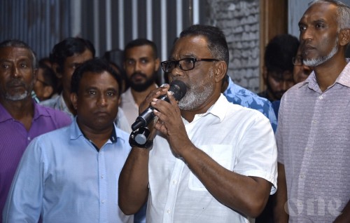 Aiyfunaa alhaigen ves Muizzu aa vaadha kureveyne meehaku nufennaane: Adhurey