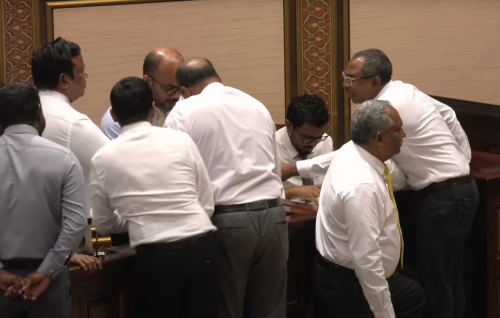 Aslam aai Ameer ge ves haaskameh nei, Democrats halhuthaalugai thihbbai budget hushahalhai ninmaifi