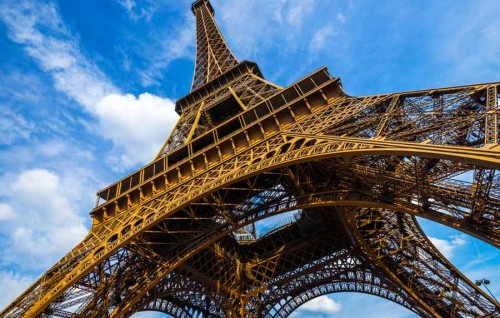 Bomuge inzaaraa eku Eiffel Tower huskohffi