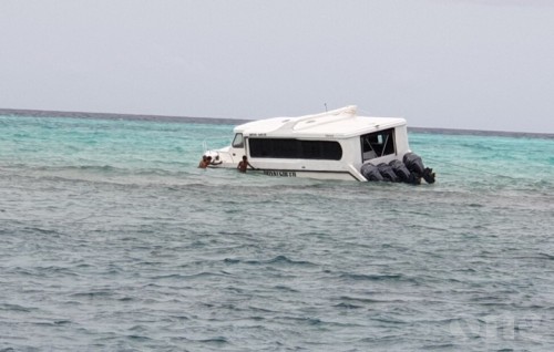 Speed boat traveling from Shaviyani Atoll crash on reef