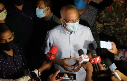 Ganoonaa hilaafah evvaa meehunnah fuluhun fiyavalhu alhaane: Raees