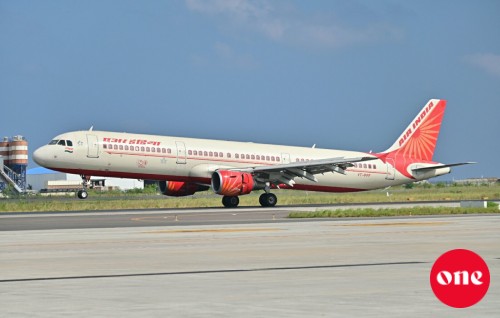 Raajje ah beynunvaa covid vaccine ge 1 lakkah dose hifaigen Air India ge flight Raajje athuvejje