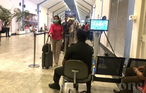 Sri Lanka bans entry to country via airports
