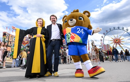 Albart: Mi mascot akee zaathakah farumaakoffaivaa saaridhoalheh!