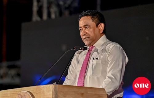 Maru Commission ge member Misbah aa dhekolhah Raees Yameen anburuge dhauvaa kurahavanee