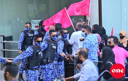 10 meehunnah vure gina nuvaane gothah group thakah bahaalaigen idhikolhun beyvvi muzaaharaa roolhaalaifi
