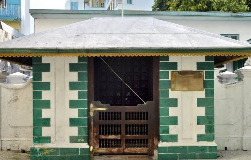 Gaumee dhuvas: Muhinmmee nanbaruthakeh nooneve, muhinmee gaumee joashaai gaumee rooheve.