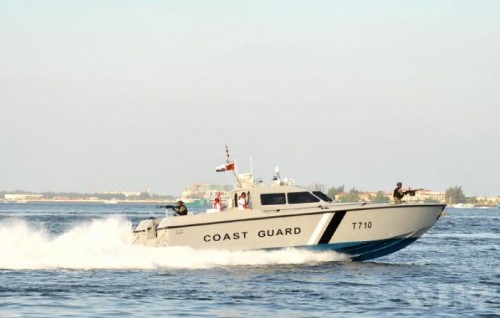 Search underway after man goes missing following boat crash on reef