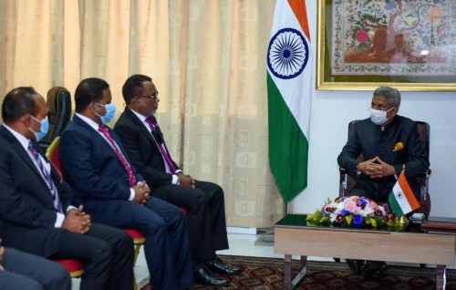 Raajjeyge Democratic nizaamu harudhanaakoh, dhaahilee hamajehun gaaimu kurumah idhikolhun India ge eheetherikamah edhijje