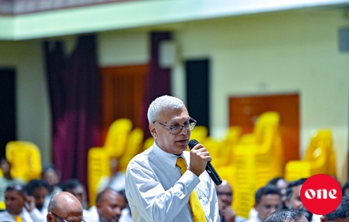 Mavoata siyaasee maidhaanun dhurah!