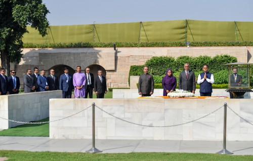 Photo: Raees ge dhekan'balun Mahatma Gandhi ge magubaraa ah ziyaaraiy kurehvun
