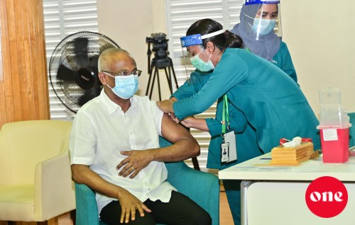 Raees Solih ge hashikolhah Covid Vaccine ge furathama dose, Rayyithunnah vaccine ge ithubaaru!