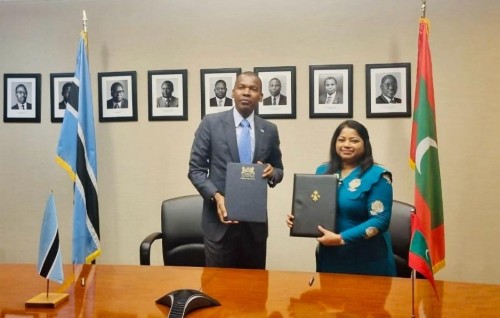 Raajje aai Botswana aa dhemedhu siyaasee gulhun gaaimu kohffi