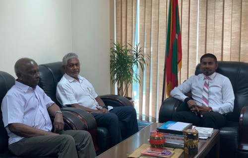 Minister Mahloof meets Queen Waheedh and Hassan Manik