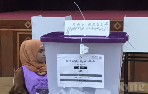 Ballot boxes begin closing , counting to begin at 6:30pm